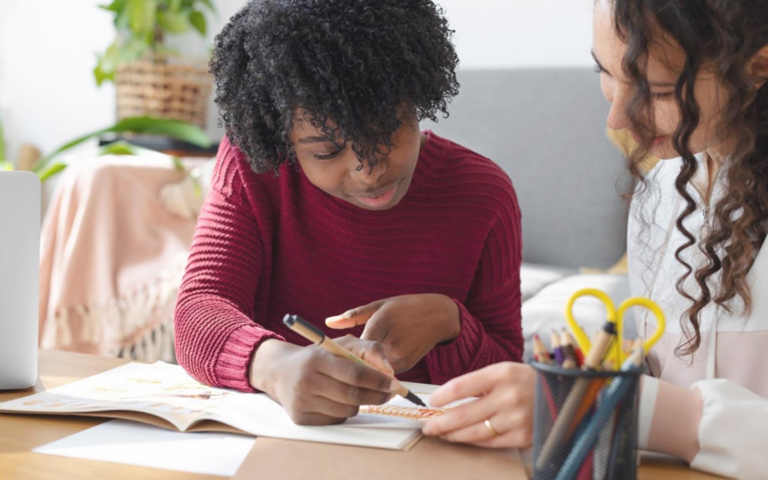 Collaborazione creativa tra professionisti della scrittura